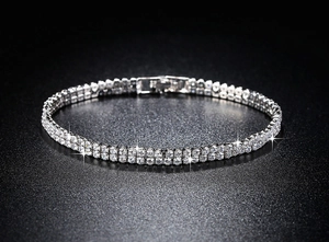 Detailansicht eines luxuriösen zweireihigen Tennisarmbands mit Zirkonia auf schwarzem Grund