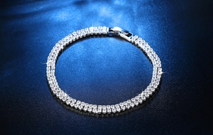 Detailansicht eines luxuriösen zweireihigen Tennisarmbands mit weißen Zirkonia-Steinen
