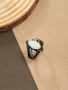 Macro di un anello con opale marquise con placcatura in oro nero e zirconi