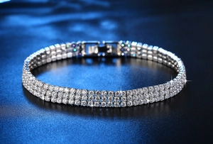 Detailaufnahme eines dreireihigen Strass-Silberarmbands mit sicherem Faltverschluss