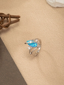 Dettaglio dell'anello con opale blu marquise, zirconi e fascia d'argento a forma di S