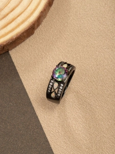 Vista de detalle del anillo de opale oro negro con topacio místico y circonitas