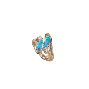 Elegante anello in argento a forma di S con opale blu ovale e accenti di zircone