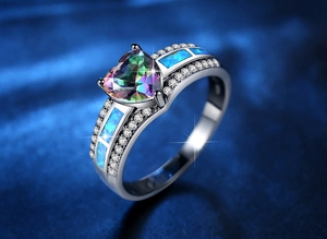 Vista detallada de anillo de topaz corazón con ópalo azul y grabado de plata S925
