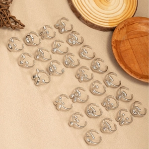Eleganti anelli a nodo d'argento con design metallico irregolare e creativo
