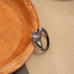 Anillo de moda en oro negro con ópalo iridiscente y gema con diseño étnico retro