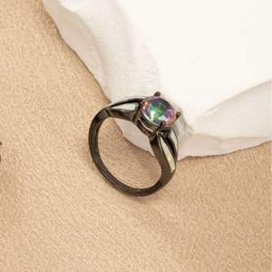 Anillo moderno de oro negro con opale iridiscente e incrustación blanca sobre piedra