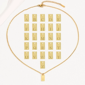 Collana con ciondolo rettangolare in acciaio inossidabile dorato con lettere A-Z a scelta