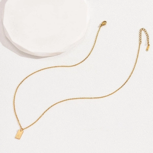 Collana minimalista in acciaio inossidabile dorato con ciondolo a lettera A quadrata