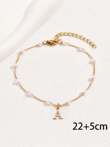 Détail de la chevillère dorée 22+5cm avec perles blanches et pendentif lettre A serti