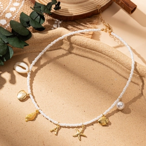 Collier de perles style océan avec pendentifs coquillages et breloque lettre A
