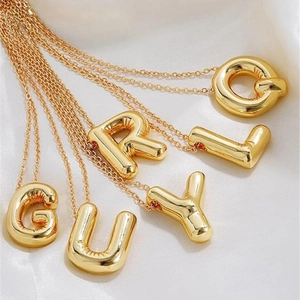 Collane con lettere palloncino 3D dorate G U R L Y su raso bianco per donne