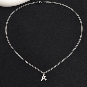 Gepolijste zilveren roestvrijstalen schakelketting met een gotische letter A-hanger
