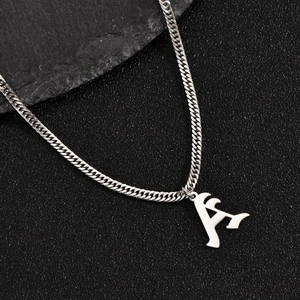 Minimalistische zilveren roestvrijstalen NK-ketting met gotische letter A hanger voor heren