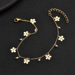 Elegantes Gold-Fußkettchen mit Blumen und Perlen sowie verstellbarem Karabinerverschluss
