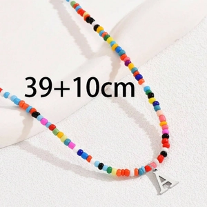 Collana di perline colorate fatta a mano con ciondolo a lettera A d'argento e catena