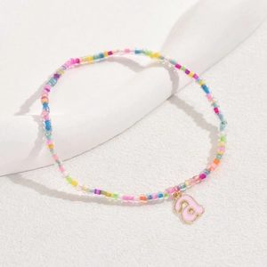 Tobillera de cuentas de vidrio de colores con un colgante de letra S rosa y oro