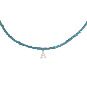Collana minimalista fatta a mano con perline turchesi e ciondolo a lettera A in argento