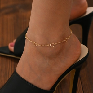 Elegantes goldenes Herz-Fußkettchen für Damen mit hohlen Herzanhängern an einer klassischen Kette