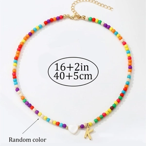 Collana di perline arcobaleno con ciondolo a lettera K dorata e perla a cuore