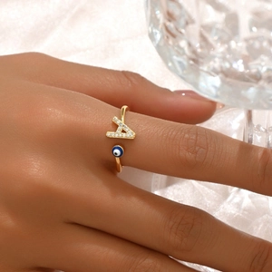 Anello aperto dorato con occhio greco e lettera A di strass dallo stile lusso