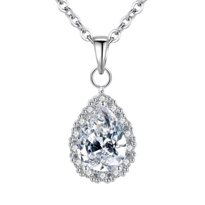 Élégant collier avec pendentif en zircone poire et monture halo sur fond blanc épuré