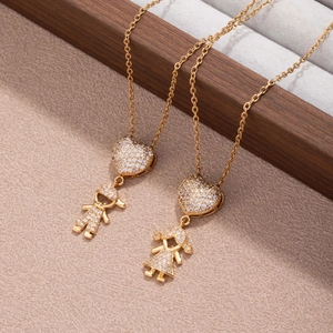 Goldene Herzkette mit Jungen- und Mädchen-Anhängern und funkelnden Zirkonia-Steinen