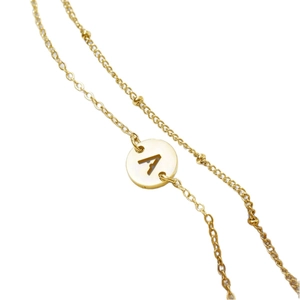 Elegante bracciale a doppio strato in acciaio inossidabile dorato con ciondolo tondo lettera A