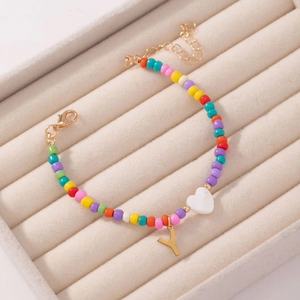 Kleurrijke boho kralenarmband met wit hartje en gouden hanger met de letter Y