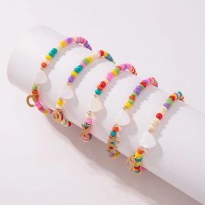Set van vijf regenboog kralenarmbanden met schelpen hartje en gouden letterhangers