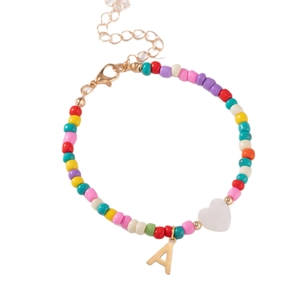 Kleurrijke kralenarmband met wit hart en goudkleurige letter A hanger voor dames