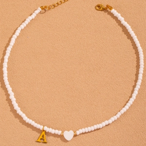 Minimalistische Weiße Kunstharz Perlenkette Mit Gold Buchstaben Anhänger Und Herz Charm Handgefertigter Schmuck Für Damen Alltag