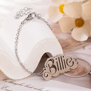 Bracelet Billie minimaliste avec plaque nominative et chaîne en acier ajustable
