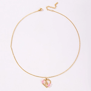Collana a cuore dorata con lettera A e fiori in smalto rosa su una catena sottile