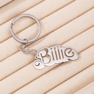 Porte-clés prénom Billie en argent poli dans un coffret cadeau à rayures beige