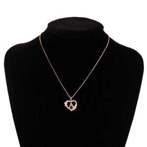 Collana dorata alla moda con pendente a cuore, lettera A e piccoli fiori rosa su manichino
