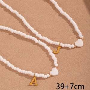 Minimalistische weiße Perlenkette mit goldenem Herz und Buchstabenanhängern, 39+7cm