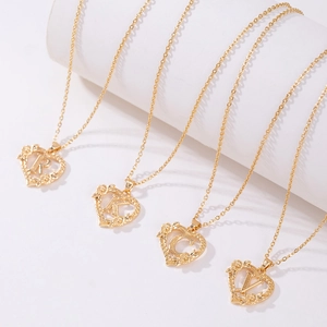 Collane cuore d'oro con delicati accenti floreali e ciondoli con iniziali R, K, C, V