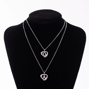 Collana con ciondolo a cuore e fiori in argento con lettere O e A su busto nero