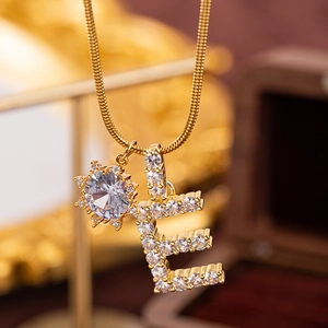 Luxuriöse Goldkette mit Zirkonia-Buchstabe E und Sonnenanhänger an einer Schlangenkette