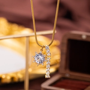 Makro-Detail der goldenen Schlangenkette mit funkelnden Sonnen- und Balken-Zirkonia