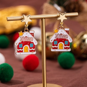 Dettaglio degli orecchini festivi in smalto a forma di casa con la scritta Xmas