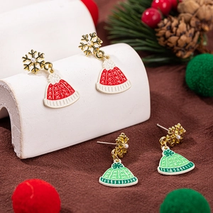 Set di orecchini a cappello di Babbo Natale in smalto rosso e verde con fiocchi