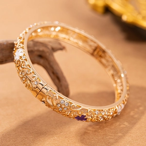 Dettaglio macro del bracciale vintage in lega con fiori smaltati e zirconi