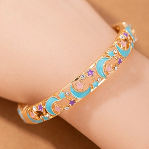 Bracciale dorato con luna in smalto blu, stella rosa e brillanti accenti di zircone