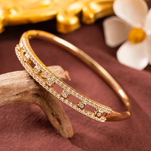 Luxuriöses goldenes Armband mit hohlem Quadrat-Design und funkelnden Zirkonia-Steinen