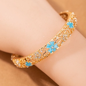 Bracciale rigido vintage in smalto blu con motivi floreali traforati e oro