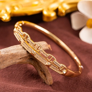 Detailansicht des zweireihigen Gold-Ankerkettendesigns mit Pavé-Zirkonia-Besatz