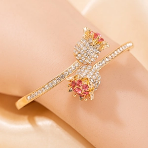 Détail du bracelet rose dorée avec des strass blancs et roses scintillants de luxe