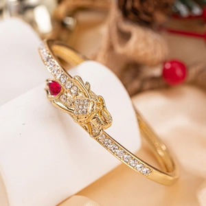 Bracelet dragon doré ouvert avec strass blancs et rubis synthétiques rouges brillants